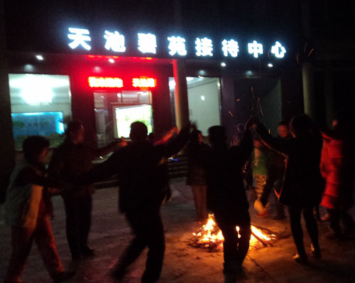 泸州合江自怀天池村村民“篝火”迎元旦(图4) 泸州合江自怀天池村村民“篝火”迎元旦(图4)