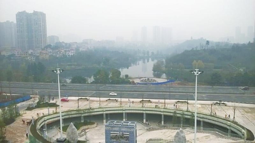 自贡南湖公园西大门跨线桥通车 实现人车分流(图1) 自贡南湖公园西大门跨线桥通车 实现人车分流(图1)