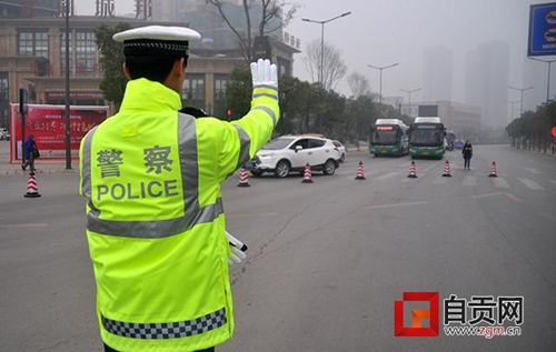 自贡交警新式反光执勤服“上岗” 安全更有保障(图1) 自贡交警新式反光执勤服“上岗” 安全更有保障(图1)