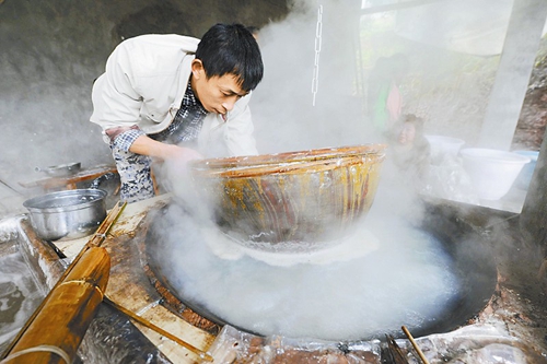 泸州打古手工红苕粉 非遗“打”出了新花样(图2) 泸州打古手工红苕粉 非遗“打”出了新花样(图2)