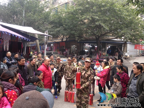 泸州回龙湾商圈:元旦假日开展消防逃生演练(图2) 泸州回龙湾商圈:元旦假日开展消防逃生演练(图2)