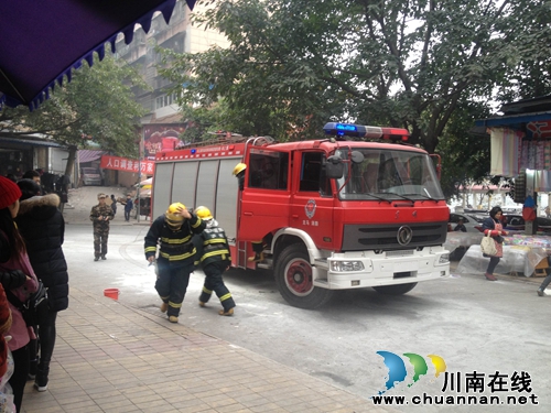泸州回龙湾商圈:元旦假日开展消防逃生演练(图3) 泸州回龙湾商圈:元旦假日开展消防逃生演练(图3)