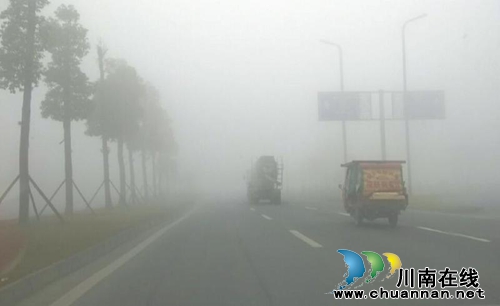 大雾天气看不清楚 误闯红灯算不算交通违法?(图1) 大雾天气看不清楚 误闯红灯算不算交通违法?(图1)