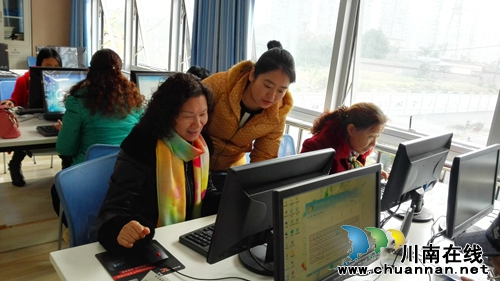 华阳街道:社区老年人电脑培训班受欢迎(图1) 华阳街道:社区老年人电脑培训班受欢迎(图1)