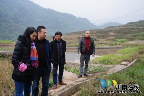 叙永县农工办慰问旺龙村贫困户&nbsp;&nbsp;关心产业发展(图1)