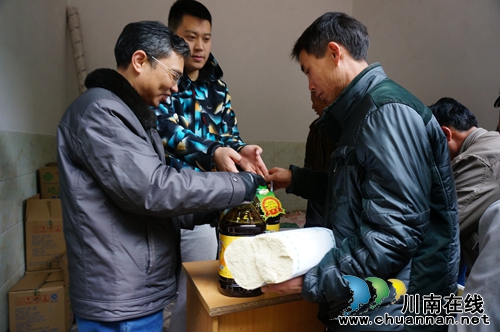 叙永县农工办慰问旺龙村贫困户&nbsp;&nbsp;关心产业发展(图2)