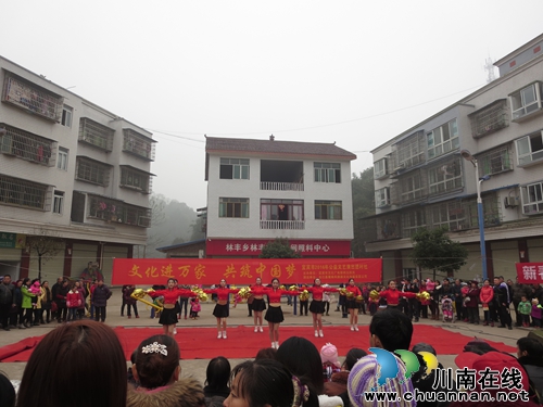 “文化进万家 共筑中国梦”在宜宾林丰乡举行(图1) “文化进万家 共筑中国梦”在宜宾林丰乡举行(图1)