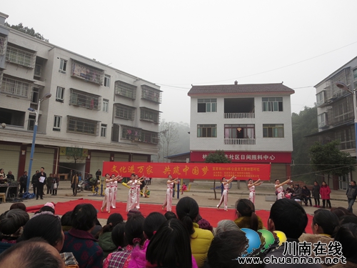“文化进万家 共筑中国梦”在宜宾林丰乡举行(图2) “文化进万家 共筑中国梦”在宜宾林丰乡举行(图2)
