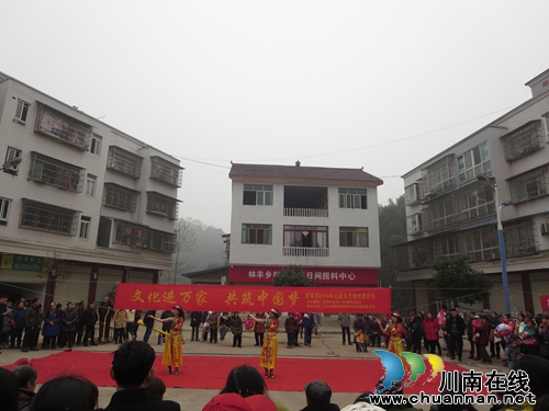 “文化进万家 共筑中国梦”在宜宾林丰乡举行(图3) “文化进万家 共筑中国梦”在宜宾林丰乡举行(图3)