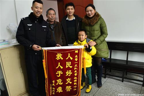 泸州交警正能量 群众双双“点赞”(图1) 泸州交警正能量 群众双双“点赞”(图1)