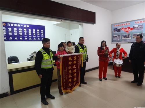 泸州交警正能量 群众双双“点赞”(图2) 泸州交警正能量 群众双双“点赞”(图2)