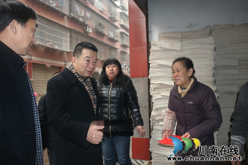 泸州市民政局副局长徐光强慰问况场街道困难群众(图1)