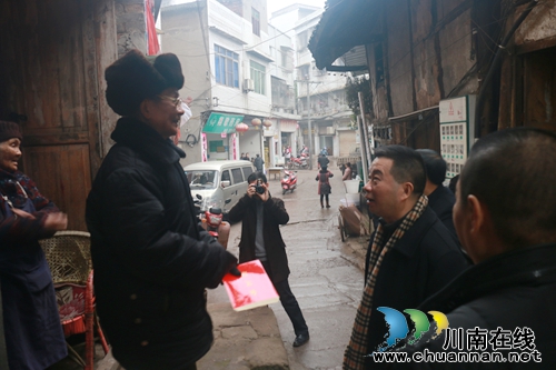 泸州市民政局副局长徐光强慰问况场街道困难群众(图2)