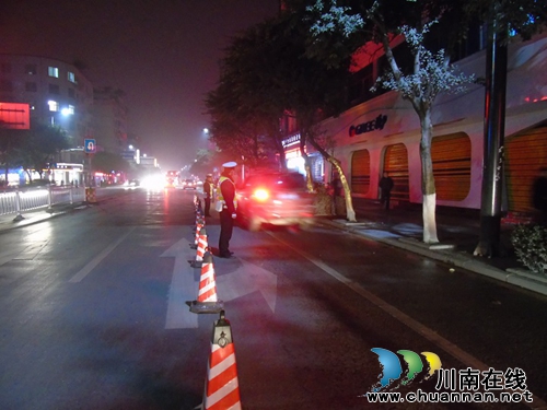 宜宾县交警狠抓“酒驾”整治不放松(图2) 宜宾县交警狠抓“酒驾”整治不放松(图2)