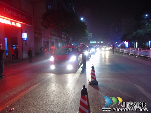宜宾县交警狠抓“酒驾”整治不放松(图1) 宜宾县交警狠抓“酒驾”整治不放松(图1)