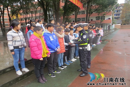 宜宾县公安交警进校园开展冬季道路交通安全宣传(图1)