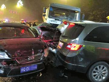 罐车失控8车相撞 宜宾交警:尽快优化相关道路(图2) 罐车失控8车相撞 宜宾交警:尽快优化相关道路(图2)