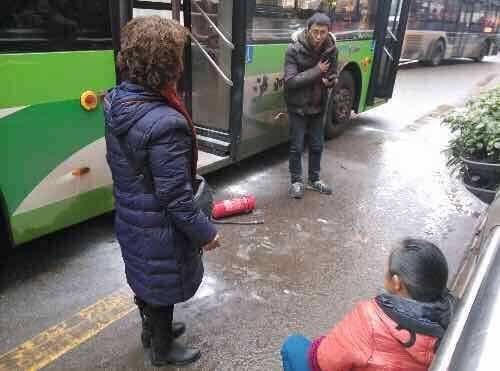 泸州闹市公交燃烧&nbsp;纵火者因家庭纠纷(图3)