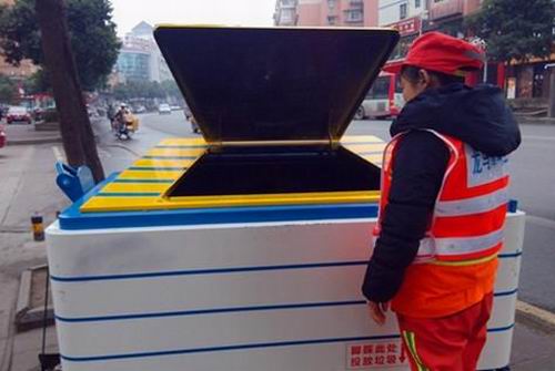 泸州有会发短信的垃圾箱&nbsp;你见过吗?(图2)