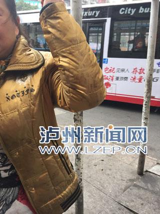 夜市油渍污染路面&nbsp;泸州一路段多名行人被撂倒(图1)