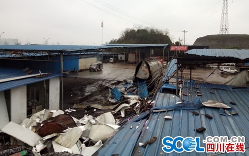 泸州龙马潭区一检修罐车发生爆炸&nbsp;造成两死两伤(图1)