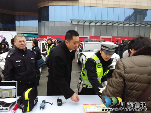 泸州：展公安交警形象&nbsp;传播道路交通安全知识(图3)