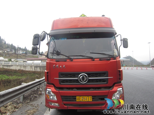 叙永交警查获一起危化品运输车超载交通违法行动(图2)