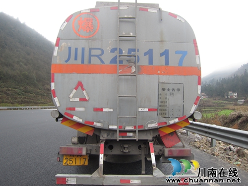 叙永交警查获一起危化品运输车超载交通违法行动(图1)