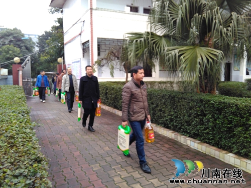 泸县国土局到太伏镇伏龙村开展冬季慰问活动(图3)