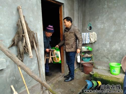 泸县国土局到太伏镇伏龙村开展冬季慰问活动(图4)