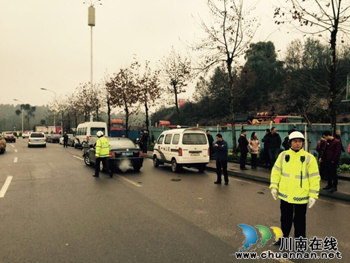 泸州交警三大队妥善处置一辆危化品运输车辆突发事件(图3)