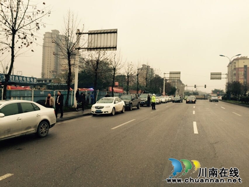 泸州交警三大队妥善处置一辆危化品运输车辆突发事件(图2)