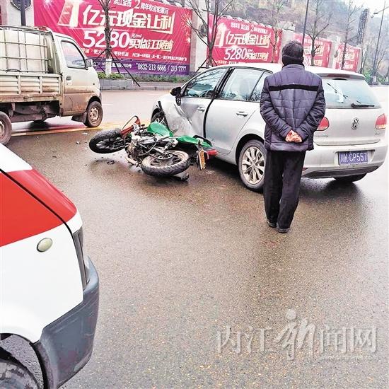 内江一小车双实线突然调头 后面摩托一头撞上(图1) 内江一小车双实线前突然调头 后面摩托一头撞上(图)