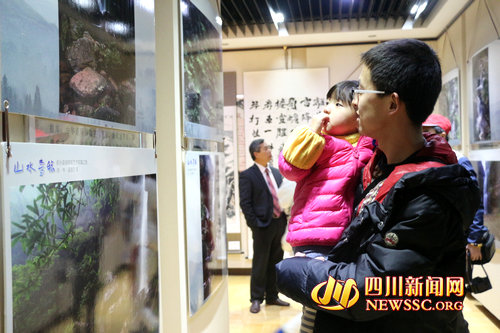 泸州:画稿溪诗书画摄影展与市民见面(图5) 泸州:画稿溪诗书画摄影展与市民见面(图5)
