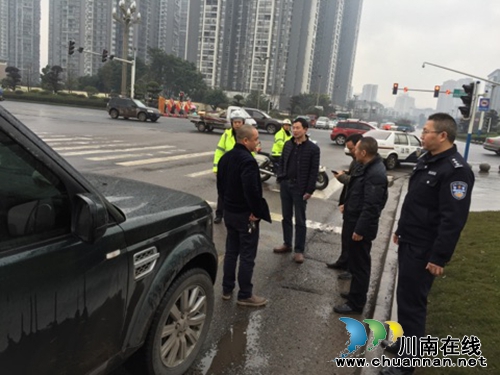 泸州首例:交警高效协助法院扣押百万豪车(图1) 泸州首例:交警高效协助法院扣押百万豪车(图1)