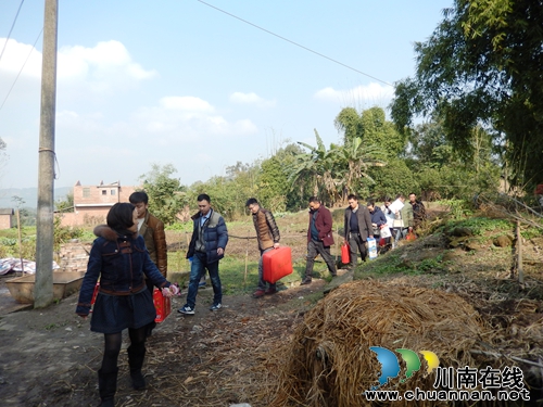 泸州老窖房地产公司到四合山村开展慰问活动(图3) 泸州老窖房地产公司到四合山村开展慰问活动(图3)