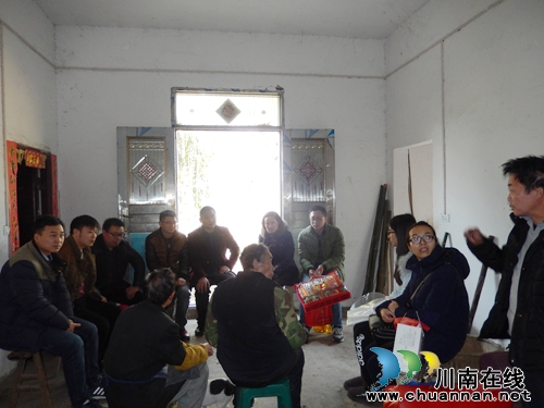 泸州老窖房地产公司到四合山村开展慰问活动(图2) 泸州老窖房地产公司到四合山村开展慰问活动(图2)