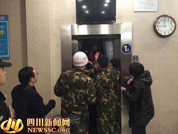 宜宾一电梯故障12人被困 多人因缺氧而昏迷(图1) 宜宾一电梯故障12人被困 多人因缺氧而昏迷(图)