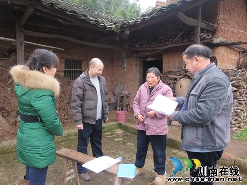 春节送温暖&nbsp;林丰乡机关干部慰问精准扶贫户(图1)
