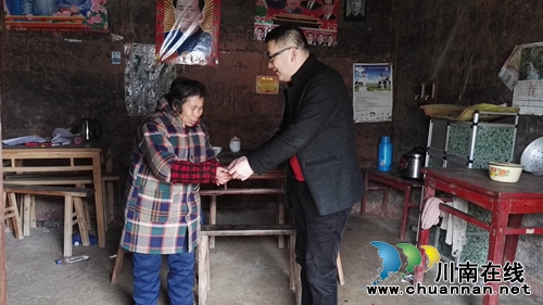 春节送温暖&nbsp;林丰乡机关干部慰问精准扶贫户(图2)