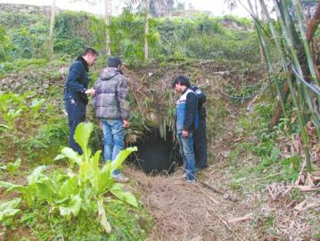 宜宾山洞现“穴居人“？逃学少年生火取暖作怪(图1)