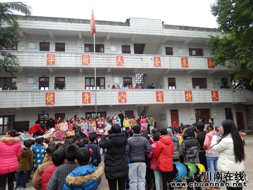 泸师附小习之学校到望龙镇慰问看望贫困学生(图1) 泸师附小习之学校到望龙镇慰问看望贫困学生(图1)