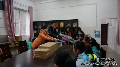 立石镇开展“深深学子情 岁末暖冬行”关爱留守学生活动(图1) 立石镇开展“深深学子情 岁末暖冬行”关爱留守学生活动(图1)