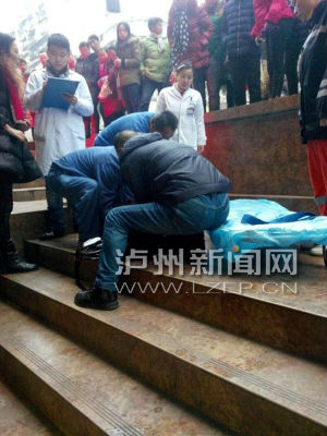 泸州肖巷子人行道离地1米高 市民滑倒摔骨折(图2) 泸州肖巷子人行道离地1米高 市民滑倒摔骨折(图2)