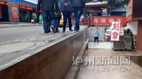 泸州肖巷子人行道离地1米高 市民滑倒摔骨折(图1) 泸州肖巷子人行道离地1米高 市民滑倒摔骨折(图1)