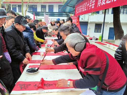 内江“夫妻义工” 6年坚持为老人免费理发(图1) 内江“夫妻义工” 6年坚持为老人免费理发(图1)
