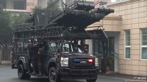 泸州特警又添新装备 反恐突击车霸气登场(图1) 泸州特警又添新装备 反恐突击车霸气登场(图1)