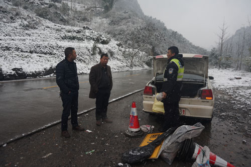 道路结冰 叙永黄坭乡农民桥实行交通管制(图1) 道路结冰 叙永黄坭乡农民桥实行交通管制(图1)