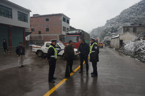 道路结冰 叙永黄坭乡农民桥实行交通管制(图2) 道路结冰 叙永黄坭乡农民桥实行交通管制(图2)