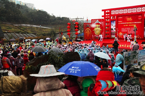 泸州市春晚走进花田酒地 2000观众雪里观演出(图4) 泸州市春晚走进花田酒地 2000观众雪里观演出(图4)
